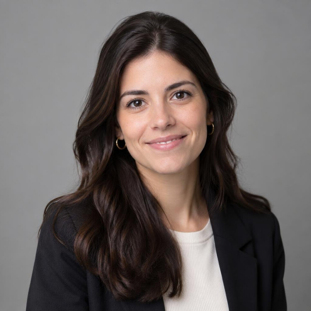 Studio portrait of a Portuguese woman in her twenties, data journalist